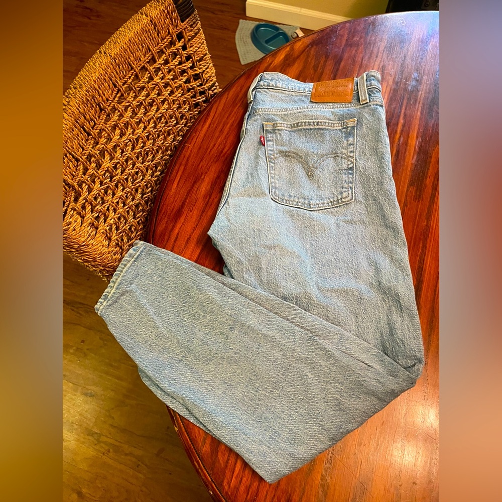 Levi’s wedgie fit. Comfortable and VERY flattering. Rigid denim.